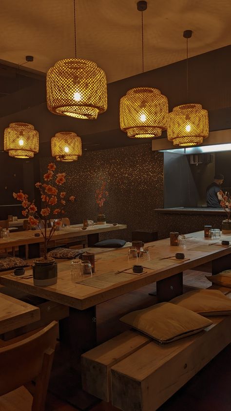 Modern Korean Restaurant Interior Design, Asian Restaurant Interior Design Modern, Restaurant Interior Design Wood, Restaurant Interior Design Modern, Asian Restaurant Design, Interior Design Luxury Modern, Dark Restaurant, Resturant Interior, Sushi House