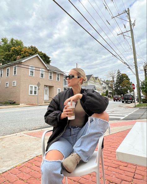 Birkenstock Clog Outfits, Birkenstock Boston Clog Outfit, Outfits Hailey Bieber, Boston Clogs Outfit, Clog Outfits, Casual Winter Style, High Rise 90s Relaxed Jean, Birkenstock Clog, Hailey Bieber Style