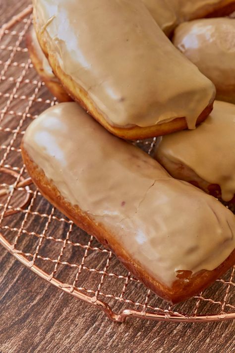 Doughnut Icing Recipe, Doughnut Frosting, Maple Donut Glaze, Doughnut Icing, Maple Bars Recipe, Maple Donuts Recipe, Donuts From Scratch, Maple Donuts, Doughnut Recipe Easy