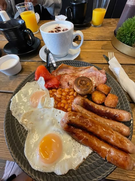 British Breakfast Aesthetic, British Food Aethstetic, English Breakfast Aesthetic, British Lunch, English Sausage, Beans Toast, Traditional English Food, Healthy Breakfast Menu, British Breakfast