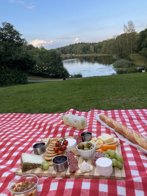 Lake Picnic Date, Cute Park Date Ideas, Park Dates Aesthetic, Lake Side Picnic, Piknik Ideas Romantic, Picnic Dates Aesthetic, Romantic Outdoor Date Ideas, Double Date Picnic, London Date Ideas