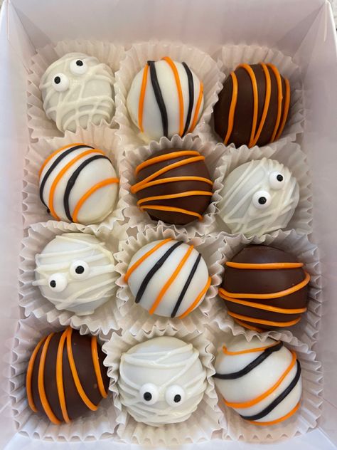 Halloween truffles Halloween Themes Desserts, Halloween Theme Sweets, Halloween Cakeballs, Cute Halloween Cake Pops, Halloween Confections, Halloween Candy Desserts, Fall Treats Ideas, Halloween Chocolate Truffles, Halloween Themed Sweets