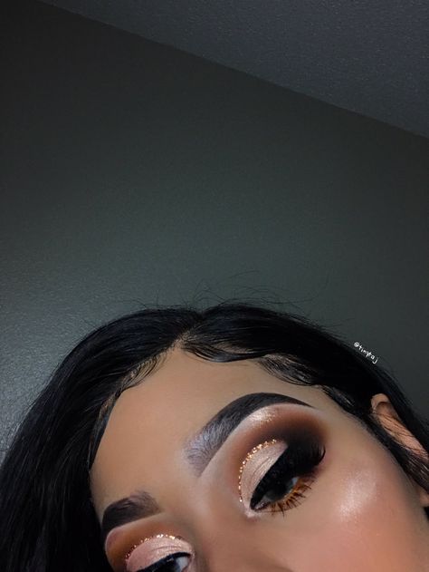 Glitter Cut Crease Makeup, Glitter Cut Crease, Flawless Face Makeup, Maquillage Yeux Cut Crease, Birthday Makeup Looks, Crease Makeup, Face Beat Makeup, Glitter Makeup Looks, Cute Eye Makeup