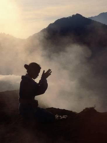 People In Nature Photography, Mt Batur, Arte Yoga, Yoga Posen, 인물 사진, Sanskrit, Magical Places, Sacred Space, Yoga Inspiration