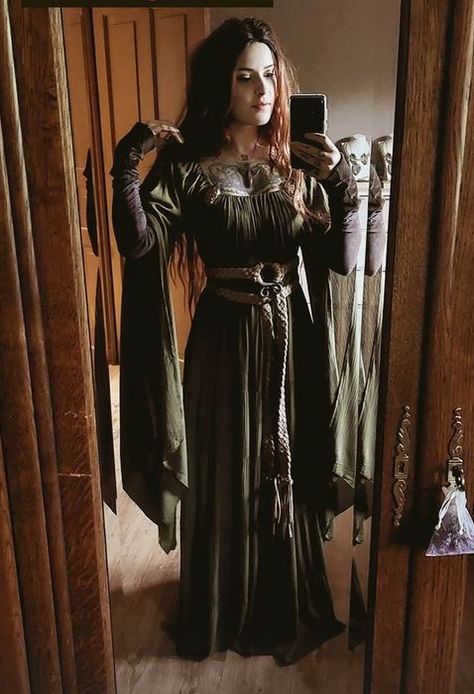 Medieval Witch, Celtic Clothing, Ren Faire Costume, Viking Dress, Fair Outfits, Viking Costume, Viking Clothing, Witch Outfit, Fantasy Clothing