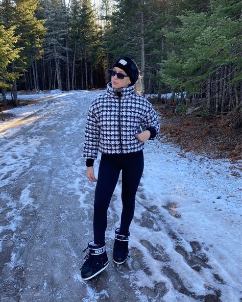 Ski Outfit Aesthetic, Moon Boots Outfit, Outfit Ski, Winter 2022 Fashion, Boots Moon, Chill Style, Ski Outfit, Aesthetic Winter, Mini Moon