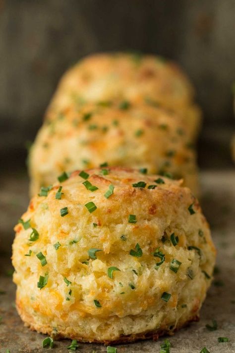 Cheddar Chive Scones, Chive Scones, Chive Biscuits, Garlic Cheddar, Savory Scones, Think Food, Scone Recipe, Bread Recipes Homemade, Biscuit Recipe