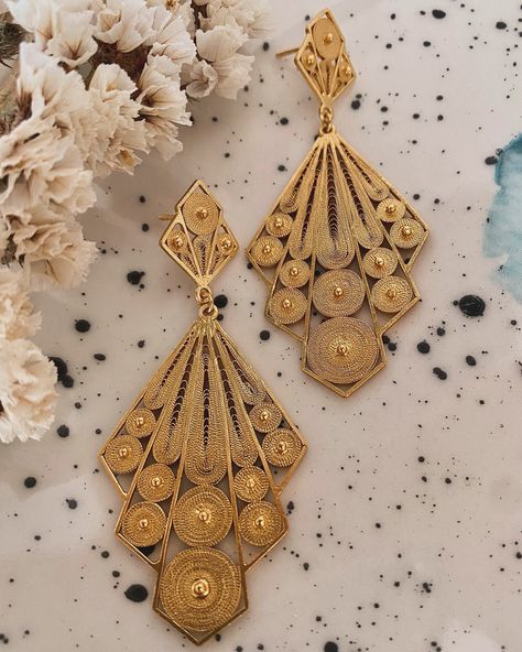 Introducing our stunning filigree Candelaria earrings, handcrafted in sterling silver and plated with 24K. Each piece is a work of art, designed to highlight your unique and sophisticated style. �🌟 💛 Features: • High-quality sterling silver • 24-karat gold plating • Exclusive and artisanal design Perfect for any occasion: From an elegant dinner to a special event, these earrings will add a touch of glamour to your look. Golden Earrings Design, Earrings Design Gold, Davidson Nc, Golden Earring, 22k Gold Earrings, Gold Earrings Indian, Aesthetic Gold, Artisanal Design, Gold Jewellry