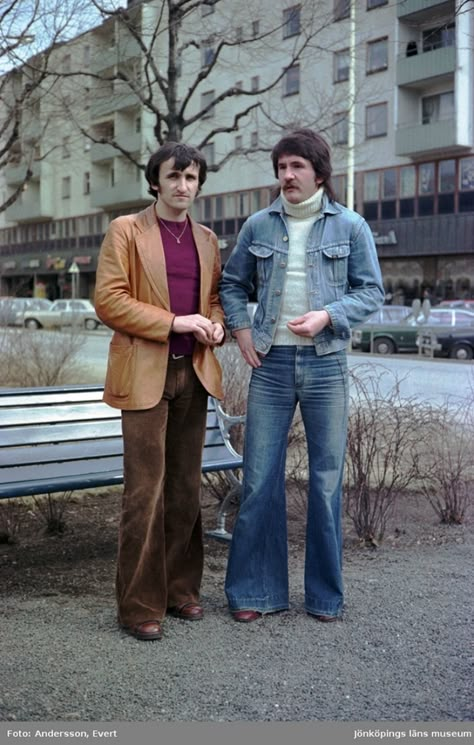 These vintage pictures prove people really were cooler in the ’70s - Starts at 60 Men’s 1970s Fashion, Retro Inspo Outfits, Mens 60s Outfits, Seventies Fashion Men, Men’s 70’s Outfit, 70s Man Fashion, 60’s Fashion Men, Men’s 70s Fashion, 70s Mens Outfits