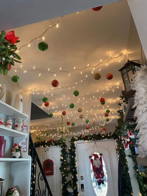 Christmas Restaurant Decorations, Christmas Dorm, Christmas Decorations Apartment, Christmas Dreaming, Cozy Christmas Decor, Christmas Apartment, Christmas Decor Inspiration, Christmas Themes Decorations, Christmas Room Decor