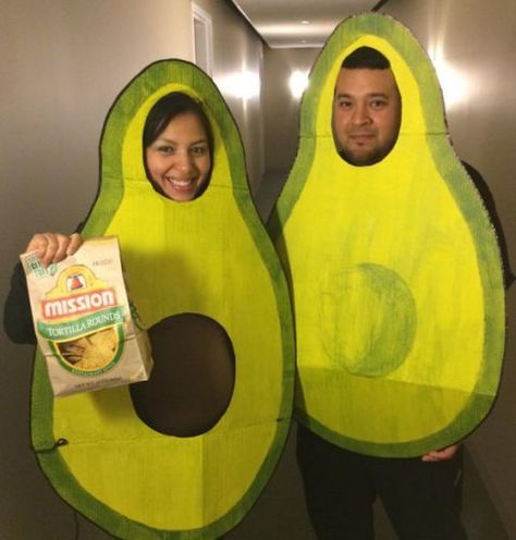 Avocado prices might be soaring, but this couples costume is about as DYI as it gets. Simply cut two large pieces of cardboard and paint 'em green, yellow and brown. Your baby bump will serve as the perfect pit. Click through for more on this and other genius homemade Halloween costumes for pregnant women. Avocado Costume, Maternity Halloween, Clever Costumes, Pregnancy Costumes, Pregnant Halloween Costumes, Fun Costumes, Hallowen Ideas, Homemade Halloween Costumes, Pregnant Halloween