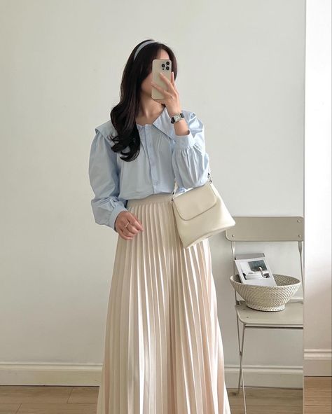 Formal Minimalist Outfit Women, Korean Spring Fashion Women, Long Skirt Outfits Korean Style, Korean Fashion Skirt Outfits, Korean Minimalist Outfit, Outfit With Pleated Skirt, Long Pleated Skirt Outfit, Long Skirt Outfits Korean, Mirror Pictures