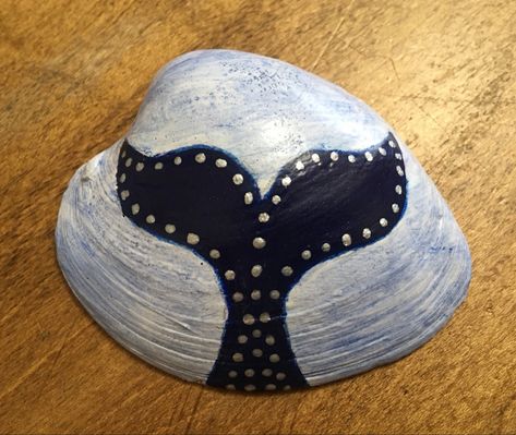 Painting Crab Shells, Sea Shell Painting Ideas Easy, Whale Shell Art, Scallop Shell Painting Ideas, Cute Shell Painting Ideas, Clam Shell Painting Ideas, Shell Rock Painting, Painting Clam Shells, Painted Shells Ideas