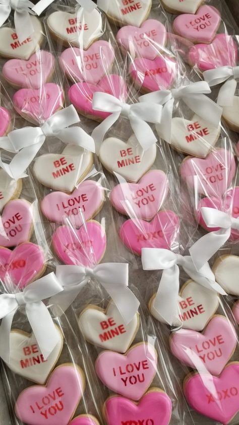 Essen, Heart Cookie Royal Icing, Valentines Cookies Aesthetic, Valentine’s Day Cookie Ideas, Valentine Royal Icing Cookies, Valentines Cookies Royal Icing, Valentines Day Royal Icing Cookies, Valentines Day Cookies Royal Icing, Valentine Cookies Royal Icing