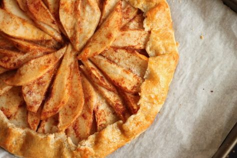 This easy-to-make Pear Crostata is perfect for dessert or even breakfast. Spicy Desserts, Nerdy Kid, Pie Crust Top, Food Beef, Ginger Biscuits, Spiced Pear, Best Sweets, Ginger Snap Cookies, Eat Your Heart Out