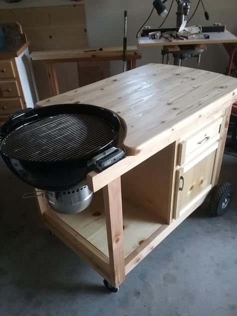 Weber Grill Cart, Weber Grill Table Diy, Weber Grill Table, Bbq Weber, Bbq Station, Grill Ideas, Weber Kettle, Grill Cart, Outdoor Grill Station