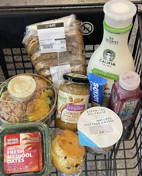 A picture of various food items in a grocery shopping cart. Healthy Shopping Cart, Whole Foods Shopping List, Whole Foods Grocery, Vegetables Grocery, Recipes Whole Foods, Market Snacks, Healthy Grocery Shopping, Target Food, Healthy Aesthetic