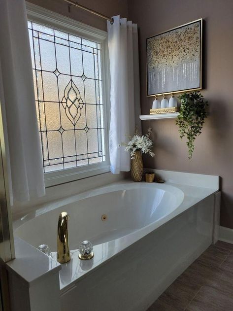 Curtains Over Tub Window, Bathroom Drapes Over Tub, Large Bathtub Decor Ideas, Bathroom Window Design Ideas, Owners Suite Bathroom Decor, Bath Window Ideas, Bathroom Wall Decor Above Tub, Bath Tub Skirt Ideas, Gold Theme Bathroom Ideas