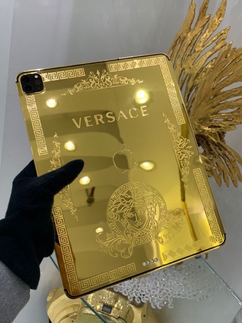 Gold Luxury Jewelry, Ipad Pro 12.9, Luxury Electronics, Bee Pictures Art, Apple Gadgets Iphone, Luxury Bedspreads, Gold Bullion Bars, Rose Gold Iphone, Gold Phone