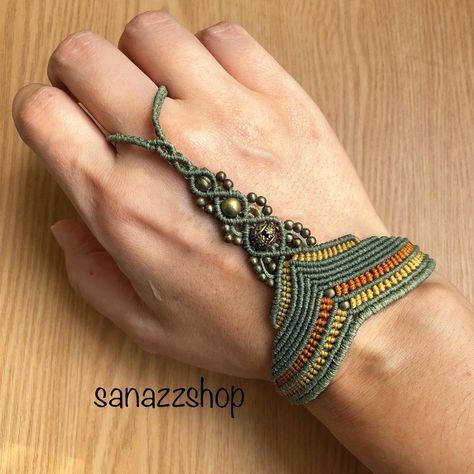 Macrame Friendship Bracelets, Macrame Bracelet Patterns, Makramee Diy, Beaded Jewelry Bracelets, Diy Bracelets Tutorials, Pagan Jewelry, Macrame Patterns Tutorials, Micro Macramé, Macrame Art