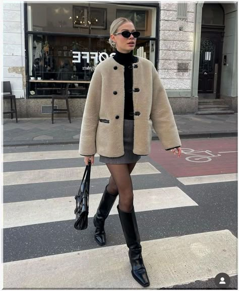 Winter Outfit Styling, Elegant Winter Fashion, Outfits Winter 2024 Women, Rainy Day Outfit 2024, Dinner Looks Outfit, Paris Day Outfit, Office Look Winter, Winter Outfit Party, Winter Elegant Outfit