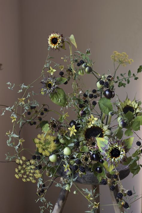 Black Tomatoes, Unique Event Decor, Edible Flowers Recipes, Black Berries, Sunflower Arrangements, Flower Food, Beautiful Flower Arrangements, Edible Flowers, Flowers Nature