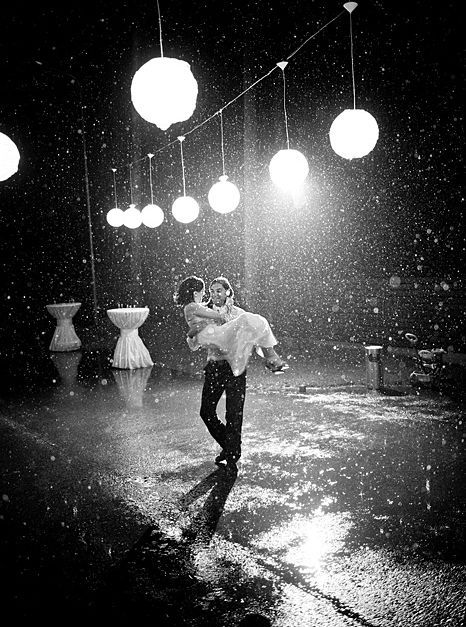 Rainy Wedding Photos, Rain Wedding, Rain Dance, Rainy Wedding, Singing In The Rain, Photo Couple, Rain Photography, Dancing In The Rain, Wedding Photography Inspiration