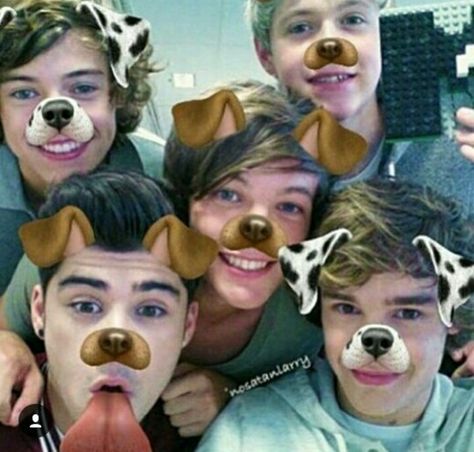 One of those rare pics where they all look in ONE DIRECTION  You know what I mean One Direction Wallpaper, One Direction Photos, One Direction Memes, One Direction Pictures, I Love One Direction, One D, Group Of People, 1 Direction, Larry Stylinson