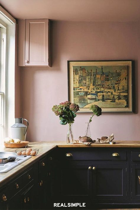 7 Colorful Kitchens That Will Inspire You to Pick Up a Paintbrush | In this Farrow & Ball kitchen, moody black lower cabinets are an unexpected match to rose-pink walls. The darker color on the bottom helps ground the space. To get the look, pair up Sulking Room Pink with Paean Black. #kitchenideas #trending #detail #interiordesign #decorideas #realsimple #kitchendecortrends #details Sulking Room Pink, Kitchen Cupboards Paint, Murs Roses, Kitchen Cabinet Trends, Pink Paint Colors, Farrow And Ball Paint, Yellow Kitchen, Pink Kitchen, Kitchen Units