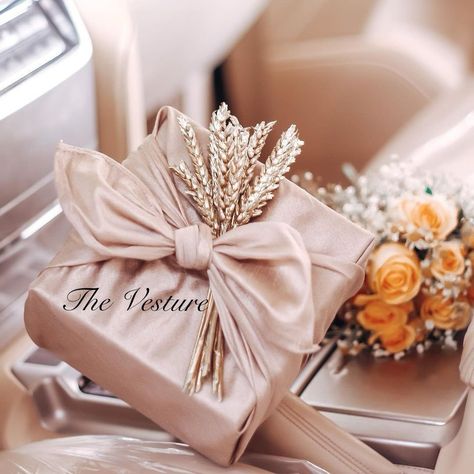 Hidden Hantaran, Hantaran Ideas, Pretty Gift Wrapping Ideas, Wedding Gift Hampers, Hamper Gift Basket, Wedding Gift Pack, Creative Wedding Gifts, Bridal Gift Wrapping Ideas, Birthday Collage