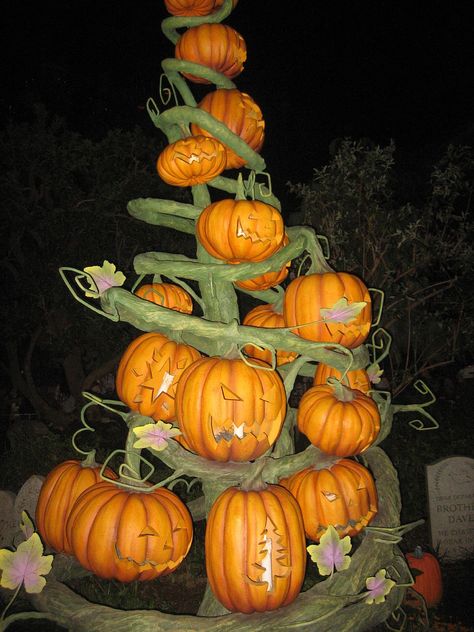 A unique shaped tree shape that looks like branches and lifesize pumpkins as Halloween tree ornaments. Christmas Tree Halloween Costume, Diy Halloween Tree, Halloween Christmas Tree, Pumpkin Tree, Pumpkin Carving Patterns, Halloween Tree, Halloween Village, Halloween Displays, Halloween Yard