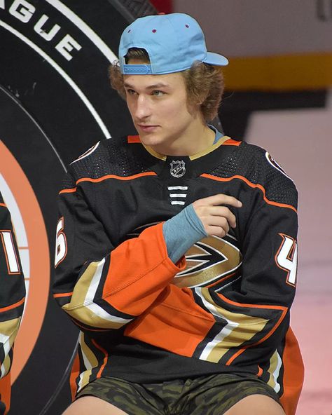 Trevor Zegras, Anaheim Ducks Hockey, Flyers Hockey, Hockey Pictures, Hot Hockey Players, Usa Hockey, Hockey Boys, Nhl Players, Country Men