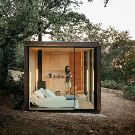 Design Casa Piccola, Pre Fab Tiny House, Modular Cabins, Tiny House Cabin, Cabin Design, A Hill, Prefab Homes, Tiny House Design, Alam Yang Indah