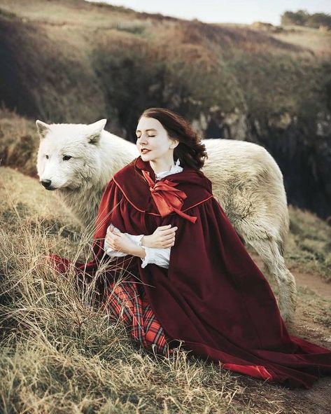 Linennaive on Instagram: "It is an old picture from Linennaive's cloak collection.   Every time seeing this they still brought us many wonderful momories - how the…" The Aristocrats, Wool Cloak, Hooded Wool Coat, Cashmere Fabric, European Royalty, Vintage Girl, Future Outfit, Red Tartan, The Duchess