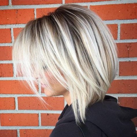 Choppy Platinum Bob Platinum Bob, Kort Bob, Medium Bob Haircut, Medium Bob, Medium Bob Hairstyles, Choppy Bob Hairstyles, Bob Hairstyles For Fine Hair, Penteado Cabelo Curto, Haircuts For Fine Hair