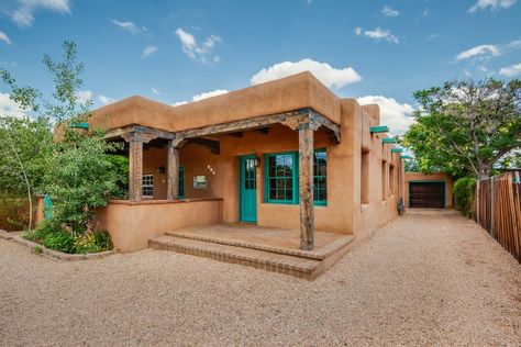 Santa Fe House Exterior, Adobe Style Homes Exterior, Santa Fe Style Homes Exterior, Southwest Home Exterior, Pueblo Architecture, Small Open Floor Plan, Mud Homes, Santa Fe House, Adobe Style Homes