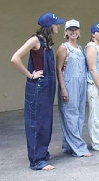 Large Overalls Outfit, Baggy Dungarees Outfit 90s, Oversize Dungarees Outfit, Styling Baggy Overalls, Cute Baggy Overalls, Baggy Dungarees Outfit Aesthetic, Oversized Denim Overalls, Overalls Outfit Oversized, Big Baggy Clothes