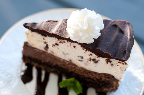 Copycat Cheesecake Factory Tuxedo Cake Tuxedo Cheesecake Recipe, Tuxedo Cheesecake, Original Cheesecake Recipe, Chocolate Tuxedo, Tuxedo Ideas, Copycat Cheesecake Factory, Tuxedo Cake, Recipes Cheese, Cheesecake Factory Recipes