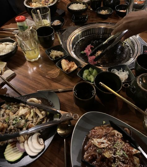 Korean Cuisine, Essen, Korean Nightlife Aesthetic, Korean Barbecue Aesthetic, Kbbq Korean Aesthetic, Korean Barbeque Aesthetic, Korea Food Photography, Korean Dinner Aesthetic, Korean Bbq Aesthetic