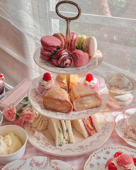 Cottage Core Picnic, Tea Party Cake, Afternoon Tea Recipes, British Tea, Tea Party Food, Vintage Tea Party, Afternoon Tea Parties, Scrumptious Desserts, Tea Party Garden