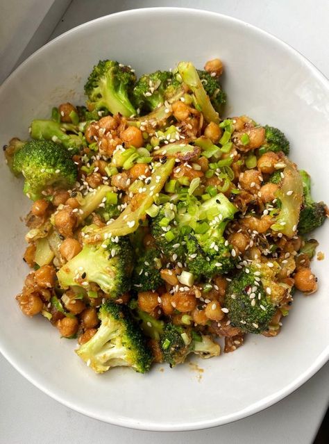 Peanut butter sauce broccoli and chickpeas stir fry - a quick and easy plant-based Asian recipe that gets ready in just 30 minutes! Peanut Butter Stir Fry, Peanut Sauce Stir Fry, Chickpea Broccoli, Asian Stir Fry Recipe, Crunchy Broccoli, Peanut Salad, Sun Dried Tomato Sauce, Easy Vegan Lunch, Chickpea Burger