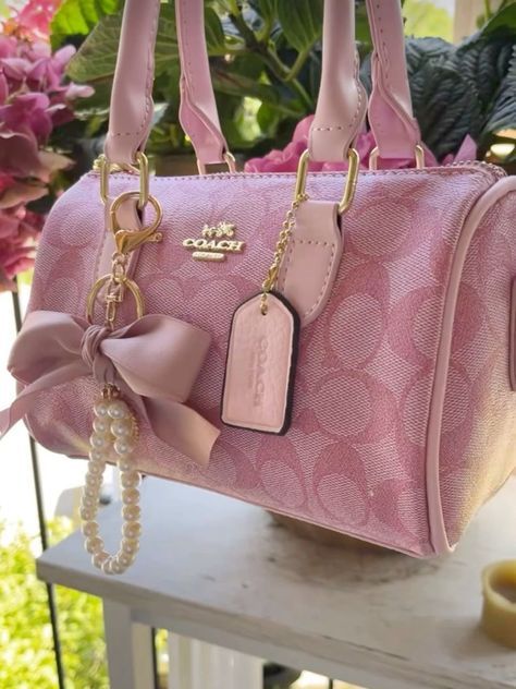 Coach Bag Pink, Purse Accessories Ideas, Mochila Coach, Coach Bags Aesthetic, Coach Pink Bag, Pink Coach Bag, Pink Coach Purse, Pink Coach Purses, Pink Bags