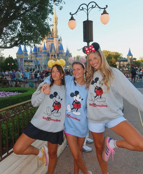 Group Disney Outfits, Disney Cold Outfit, Disney Outfits Friends, Senior Disney Trip, Disney Poses Ideas Best Friends, Disney Group Outfits, Disney Photos Ideas, Outfit Para Disneyland, Disney Outfit Inspo Summer