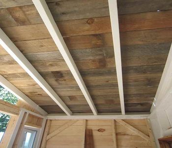 Low-Cost Alternative Ceiling Ideas To Update Your Home - Matchness.com Beach Ceiling, Cedar Ceiling, Ceiling Planks, Loft Flat, Plywood Ceiling, Wood Plank Ceiling, Wooden Ceiling Design, Garage Ceiling, Modern Porch