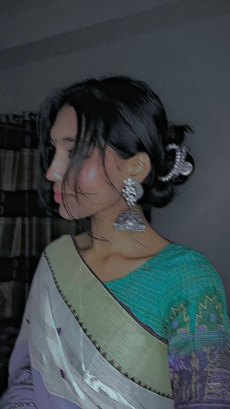 Aesthetic Saree Pictures, Bengali Girl Saree, Sharee Aesthetic, Bengali Girls In Saree, Bengali Saree Aesthetic, Bengali Girl Aesthetic, Bengali Saree Look, Bengali Aesthetic, Saree Pic