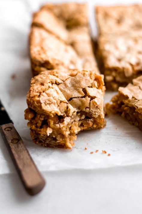 Life-Changing Butterscotch Blondies - The BEST Butterscotch Blondies! They're crisp on top, perfectly soft and even a little gooey in the center, and studded with oats and butterscotch chips. Just pure dessert perfection. #blondies #dessertbars #dessertrecipes #easydessert #butterscotch #cookierecipe #nochillcookies #bluebowlrecipes | bluebowlrecipes.com Blondie Food Photography, Blondies Photography, Almond Squares, Food Moodboard, Healthy Photography, Butterscotch Brownies, Butterscotch Recipes, Butterscotch Blondies, Easy Dessert Bars