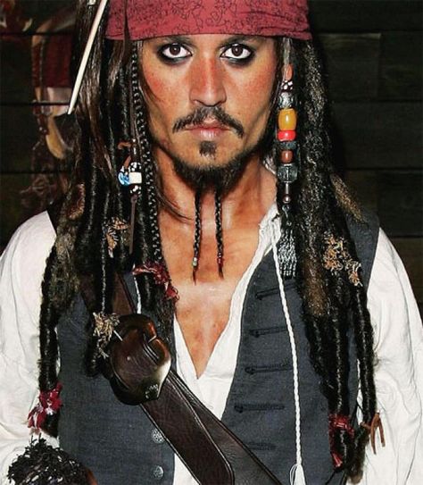 Jack Sparrow Costume Tutorial: DIY Jack Sparrow Hair Diy Jack Sparrow Costume, Jack Sparrow Cosplay, Pirate Makeup, Pirate Hair, Jack Sparrow Costume, Pirate Costume Diy, جوني ديب, Diy Fashion Projects, Pirate Halloween