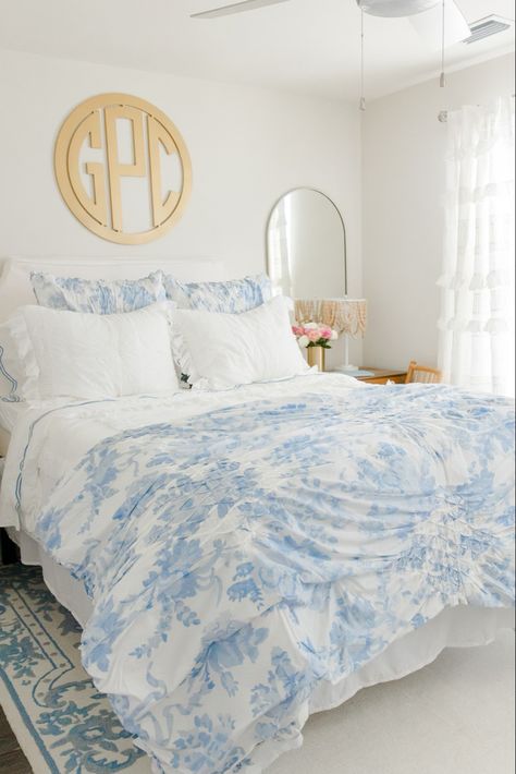 Costal Bedroom, Coastal Room Decor, Ornate Border, Preppy Bedroom, Beachy Room, Coastal Room, College Dorm Room Decor, Dorm Room Designs, Makeover Bedroom