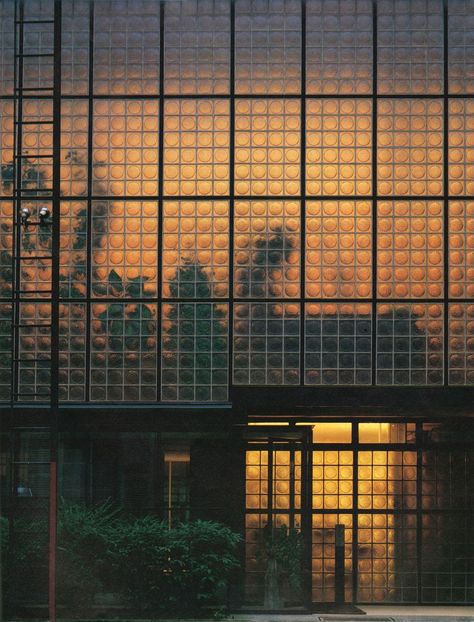 glass brick house, maison de verre, glass brick, glass, crystal glass block, building, window, architecture, pattern, cage, glass items, desktop, industry, steel, house Fasad Design, Pierre Chareau, Glass Brick, Minimalism Interior, Architecture Exterior, Facade Architecture, Glass Blocks, Brutalism, Facade Design