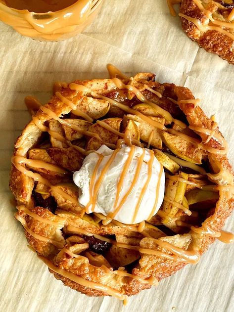 Mini Apple Galettes | Foodtalk Mini Apple Galette, Carmel Recipe, Apple Galette Recipe, Pie Crust Uses, Easiest Dessert, Apple Galette, Galette Recipe, Mini Apple Pies, Apple Dessert